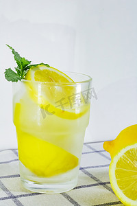 小柠檬水摄影照片_柠檬水勺子冰块摄影图