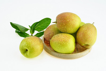 新鲜香梨水果摄影图配图美味水果新疆香梨室内拍摄摄影图配图甘甜美味