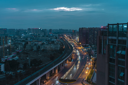 城市夜色马路车辆高清大图摄影图
