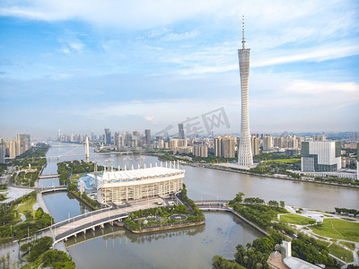 广州市标注性建筑摄影照片_蓝天白云下的广州塔全景摄影图