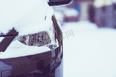 北方大雪覆盖下汽车摄影图