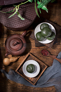 茶壶旁的红豆青团摄影图