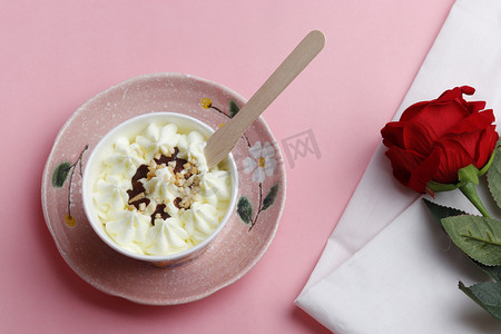红玫瑰冰淇淋摄影图