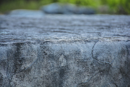 手绘石头水池摄影照片_大石头纹理光滑粗糙摄影图