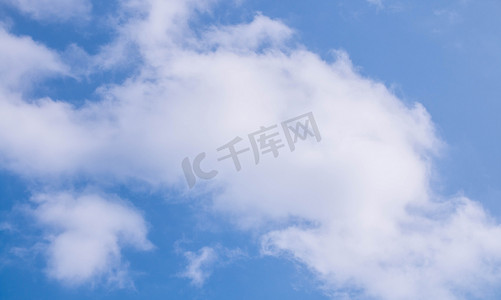 云朵云层蓝天自然风景摄影图