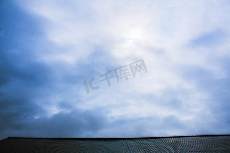 屋顶摄影照片_屋顶上蓝天天空自然风景摄影图