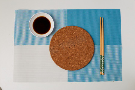 餐具筷子酱油餐垫摄影图