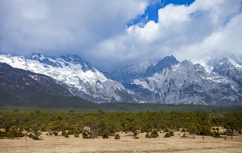 高山雪峰蓝天白云自然风景摄影图