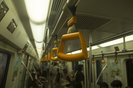 地铁吊环摄影图