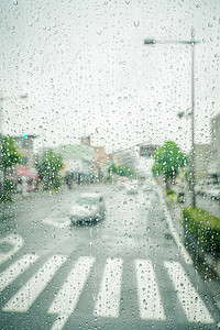 清明下雨摄影照片_透过窗户看的雨中公路摄影图