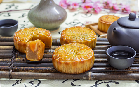 传统中秋节月饼摄影照片_美味的蛋黄月饼摄影图