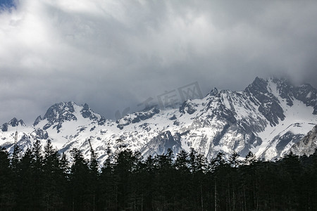 自然风景云雾雪峰森林摄影图