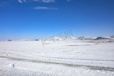 小雪印章摄影照片_蓝天下大地和雪摄影图