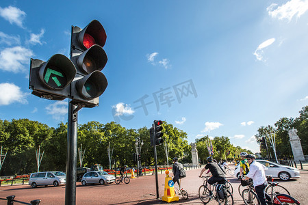 弯弯马路摄影照片_伦敦骑车上班的人