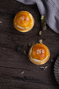 美味的蛋黄酥摄影照片_白芝麻酥皮点心蛋黄酥俯视桌子上的摄影图