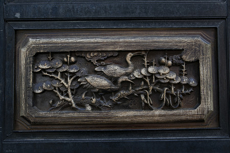 古典木门花纹雕刻摄影图