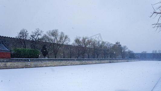 北京故宫护城河下雪摄影图