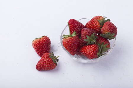 可口草莓摄影照片_酸甜可口的草莓摄影图配图