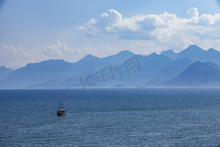 线条远山摄影照片_湛蓝海水山摄影图