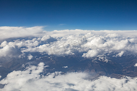 俯瞰大地山峰摄影图