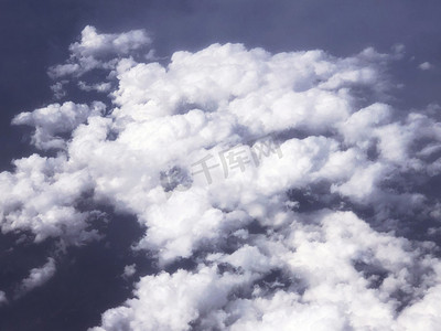 高空下白云摄影图