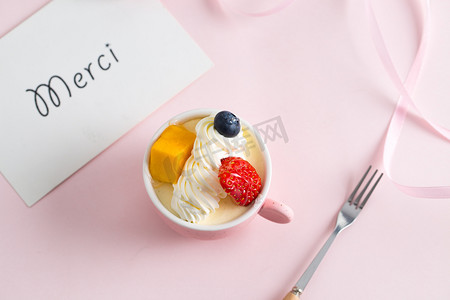 粉色草莓摄影照片_摄影图粉色杯子水果蛋糕 