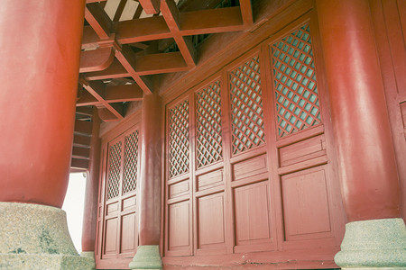 城楼的红门和红柱摄影图