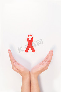 爱心渐变色摄影照片_世界艾滋病日公益爱心关爱摄影图