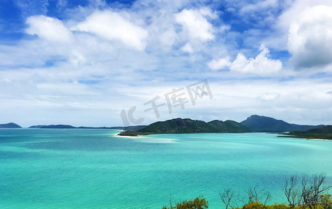 古风山水国风插画摄影照片_澳洲渐变色海湾度假圣地摄影图