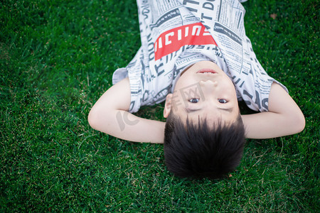 躺在草坪上的孩子
