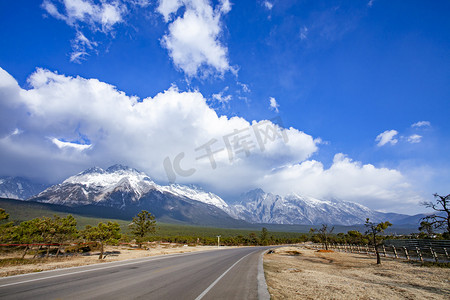 高山雪峰蓝天白云公路自然风景摄影图