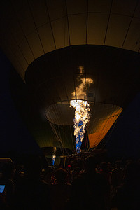热气球飘带摄影照片_热气球点火摄影图