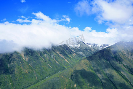 高原雪山摄影照片_木雅圣地折多山高原雪山摄影图