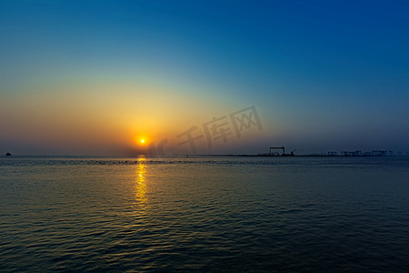 夕阳海摄影照片_大海落日和太阳摄影图
