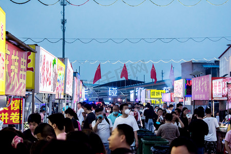 摆摊招牌摄影照片_夜市摄影图