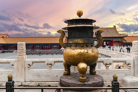 云国风摄影照片_北京故宫里的香炉鼎实拍摄影图