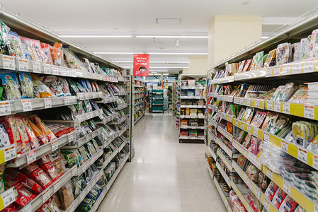 折扣专区商品摄影照片_日本超市零食商品货物摄影图