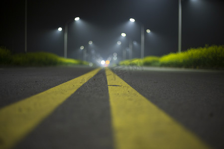 灯光下的马路摄影图
