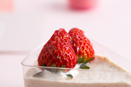 奶油抹摄影照片_抹茶草莓小三角蛋糕摄影图 