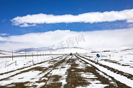 雪下山和大地摄影图