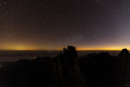 星星梦幻摄影照片_黄山始信峰星空摄影图