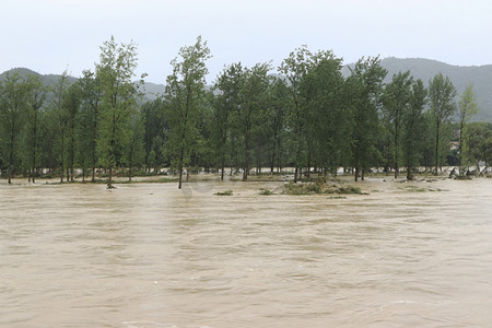 暴雨山洪摄影图