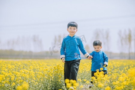 龙抬头二摄影照片_油菜花地里面的兄弟俩