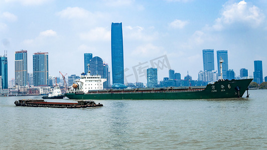 海边风景系列之轮船过江高清图摄影图