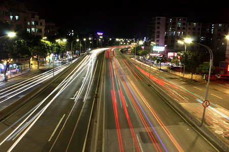 夜晚道路摄影照片_城市里高速行车车流灯摄影图