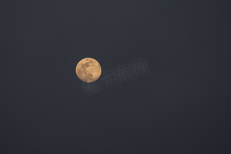 苇坑月亮摄影照片_夜空里圆月摄影图
