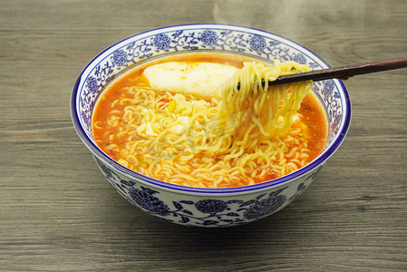 荷包蛋方便面摄影图