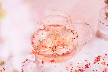 粉色玫瑰摄影照片_枸杞茶玫瑰茶花茶摄影图
