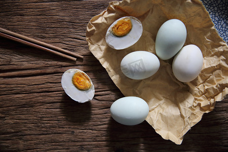 盐摄影照片_菜肴佐餐食品咸鸭蛋摄影图