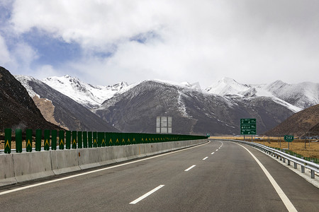 西藏公路风景摄影图